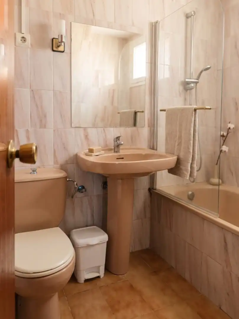 Badezimmer von Dachboden zur Miete in Palafrugell mit Terrasse, Möbliert und Ofen