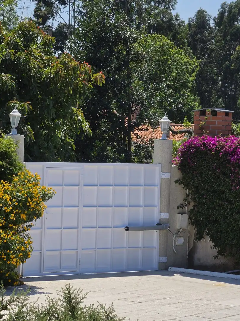 Vista exterior de Casa o xalet en venda en Oleiros amb Calefacció, Jardí privat i Terrassa