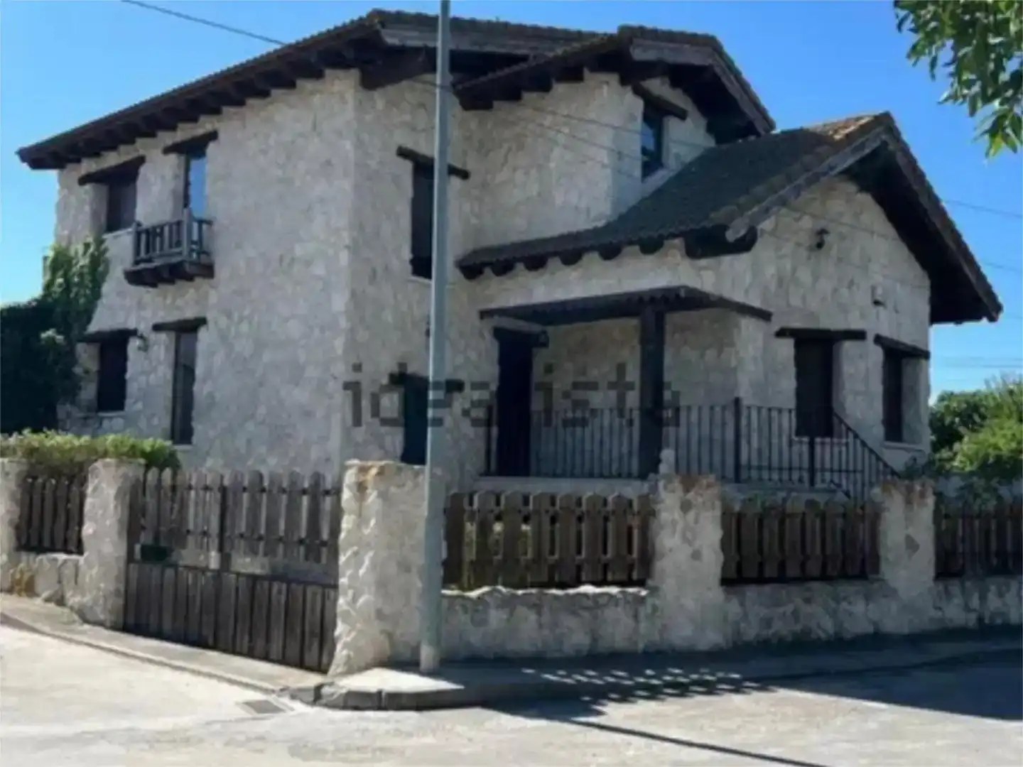 Vista exterior de Casa o xalet en venda en Martín Muñoz de la Dehesa amb Aire condicionat, Jardí privat i Parquet