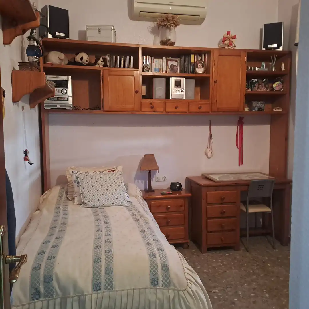 Dormitori de Casa adosada en venda en Dos Hermanas amb Aire condicionat, Traster i Piscina comunitària