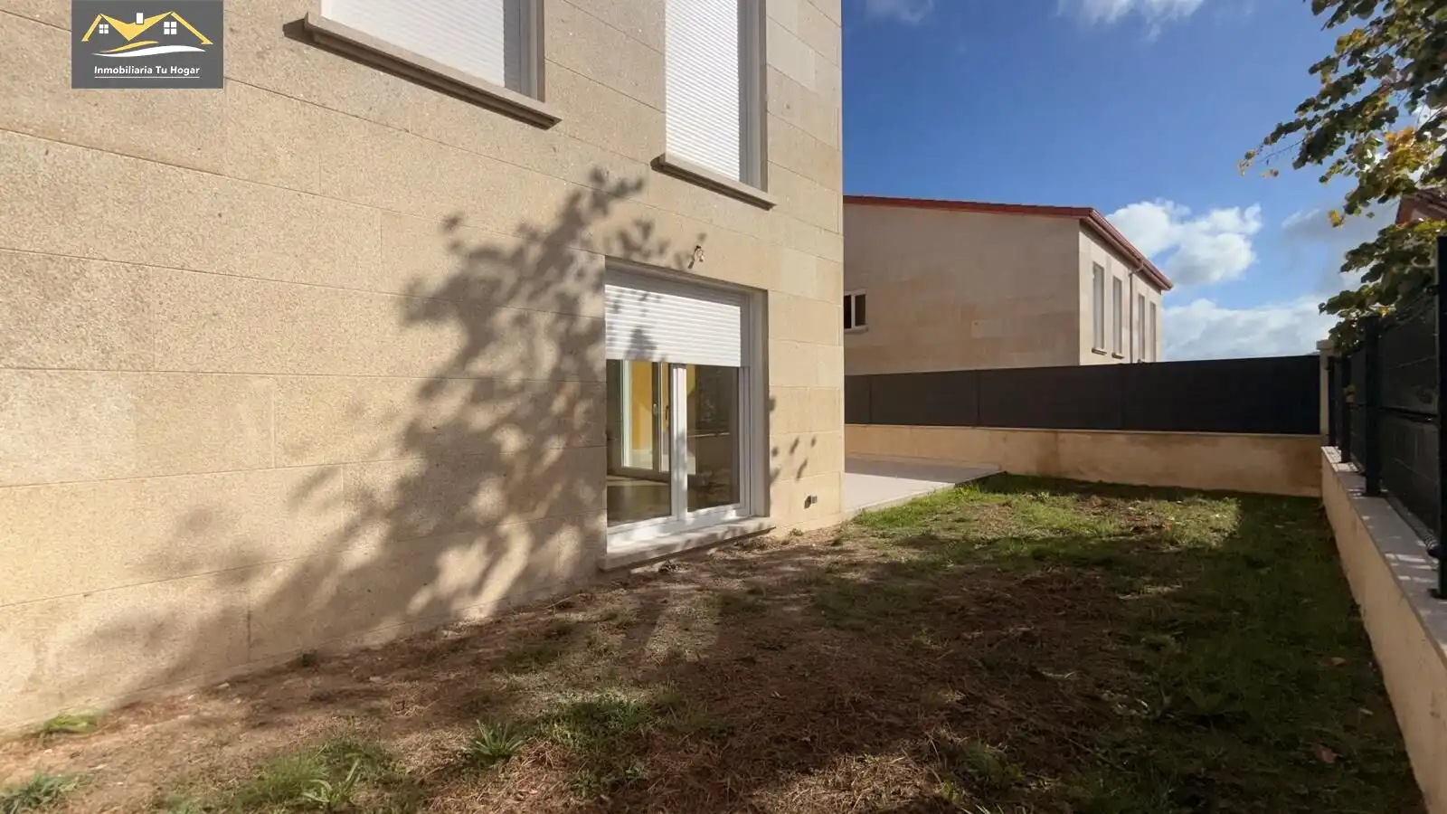 Vista exterior de Casa adosada en venda en Allariz amb Calefacció, Jardí privat i Terrassa