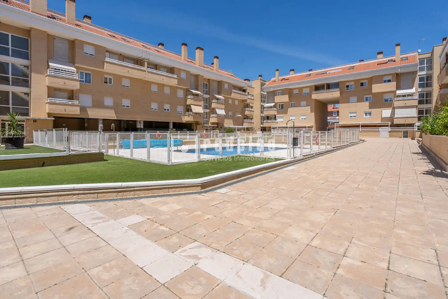 Außenansicht von Wohnung zum Verkauf in Arroyomolinos (Madrid) mit Klimaanlage, Heizung und Privatgarten