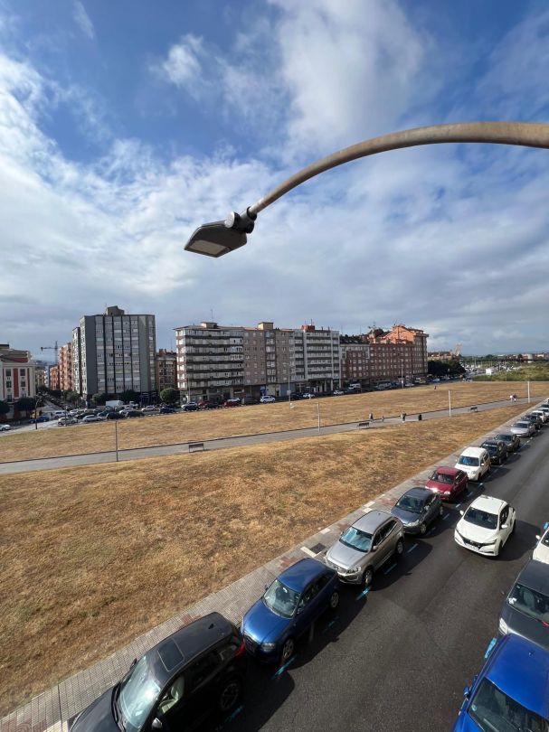 Vista exterior de Pis en venda en Gijón  amb Calefacció, Traster i Moblat