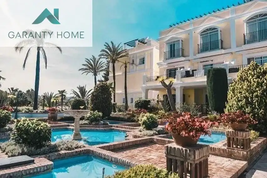 Vista exterior de Ático en venta en Marbella con Aire acondicionado, Terraza y Piscina comunitaria