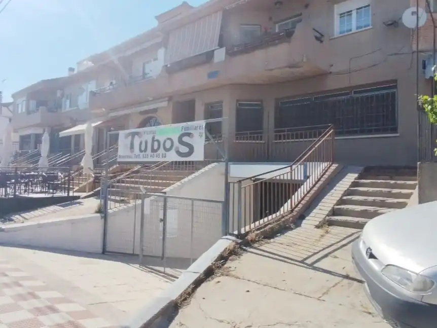 Vista exterior de Local en venda en Cadalso de los Vidrios amb Calefacció i Moblat