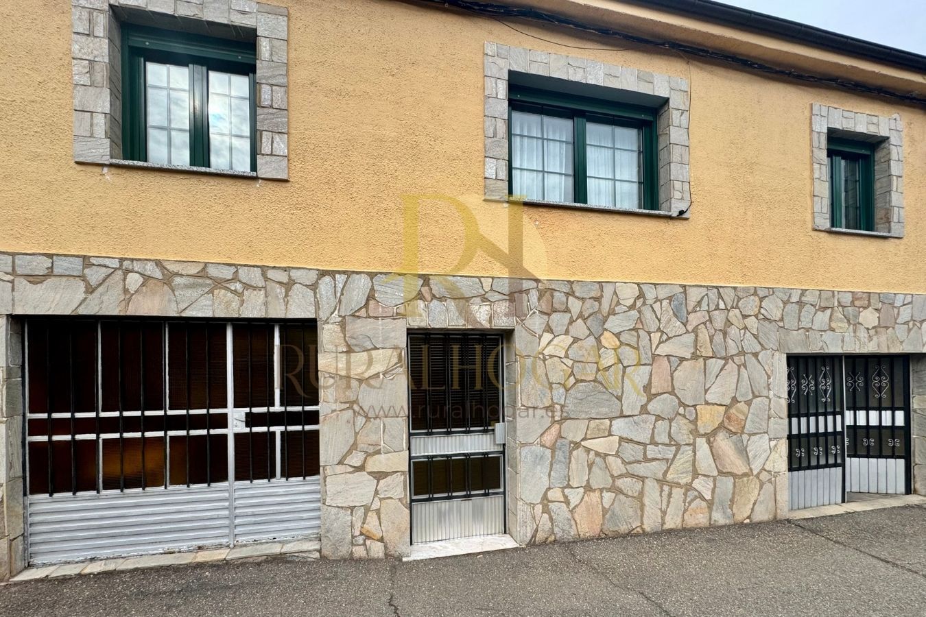 Vista exterior de Casa o xalet en venda en La Pola de Gordón  amb Calefacció i Jardí privat