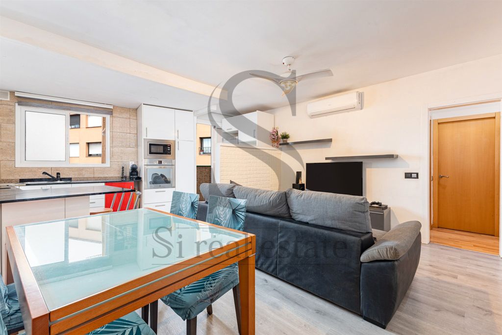 Exterior view of Attic for sale in Santa Coloma de Gramenet  with Air Conditioner, Parquet flooring and Terrace