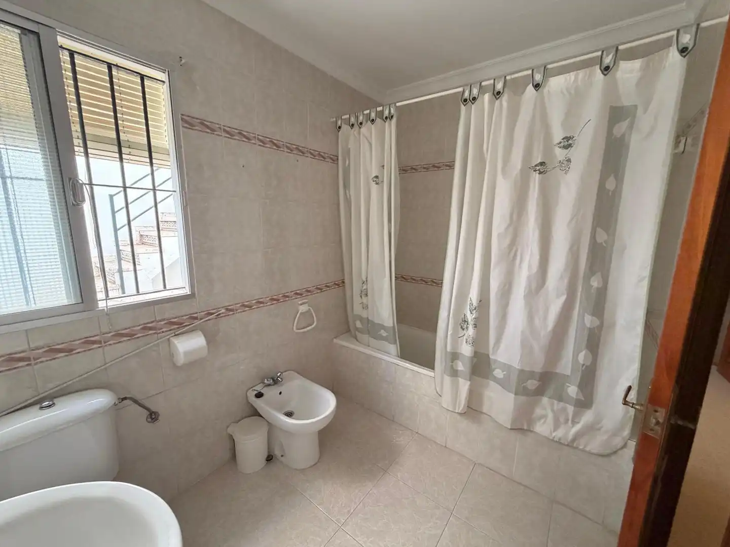 Bany de Casa o xalet en venda en Morón de la Frontera amb Terrassa i Balcó