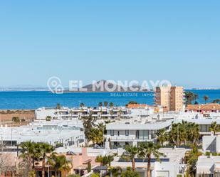 Vista exterior de Àtic en venda en La Manga del Mar Menor amb Terrassa, Traster i Piscina comunitària