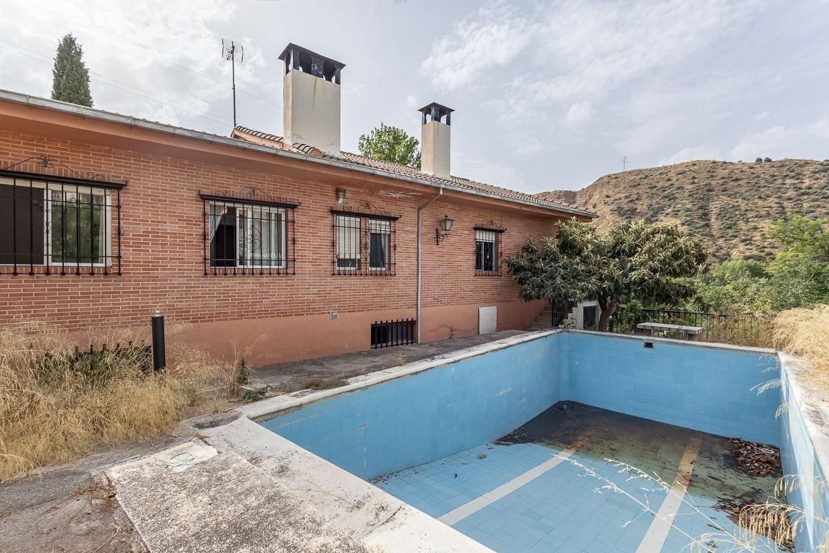 Piscina de Casa o xalet en venda en  Granada Capital amb Jardí privat, Terrassa i Piscina