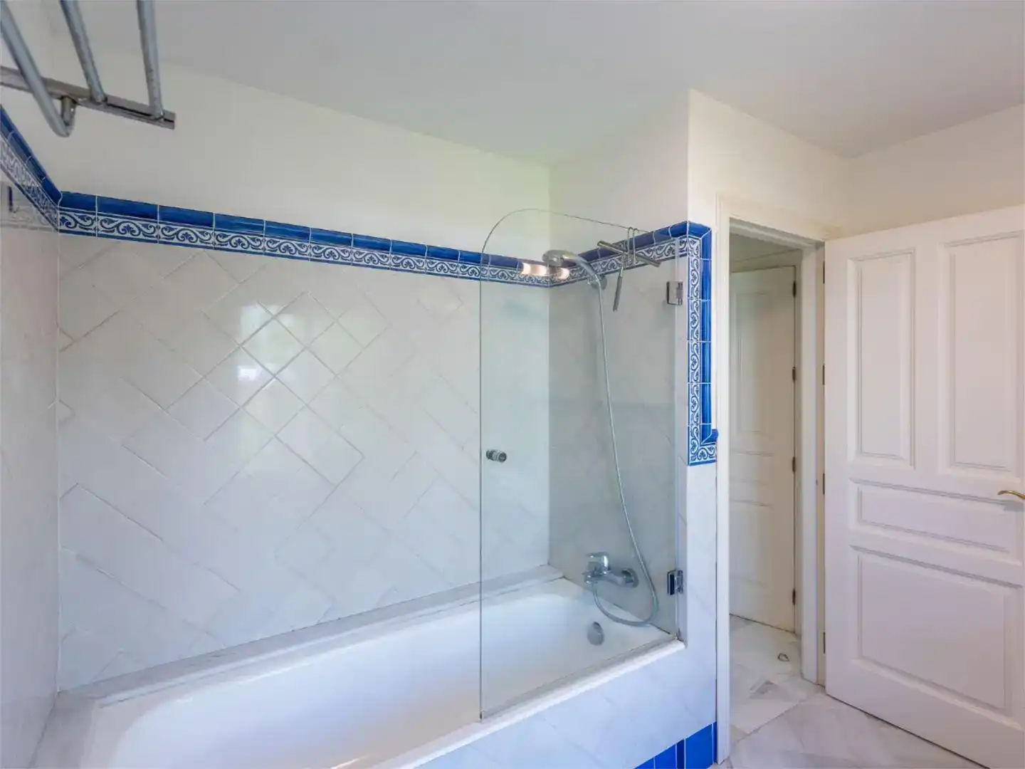 Badezimmer von Wohnung zur Miete in Estepona mit Klimaanlage, Schwimmbad und Balkon