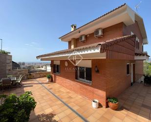 Vista exterior de Casa o xalet de lloguer en Esplugues de Llobregat amb Aire condicionat, Terrassa i Piscina