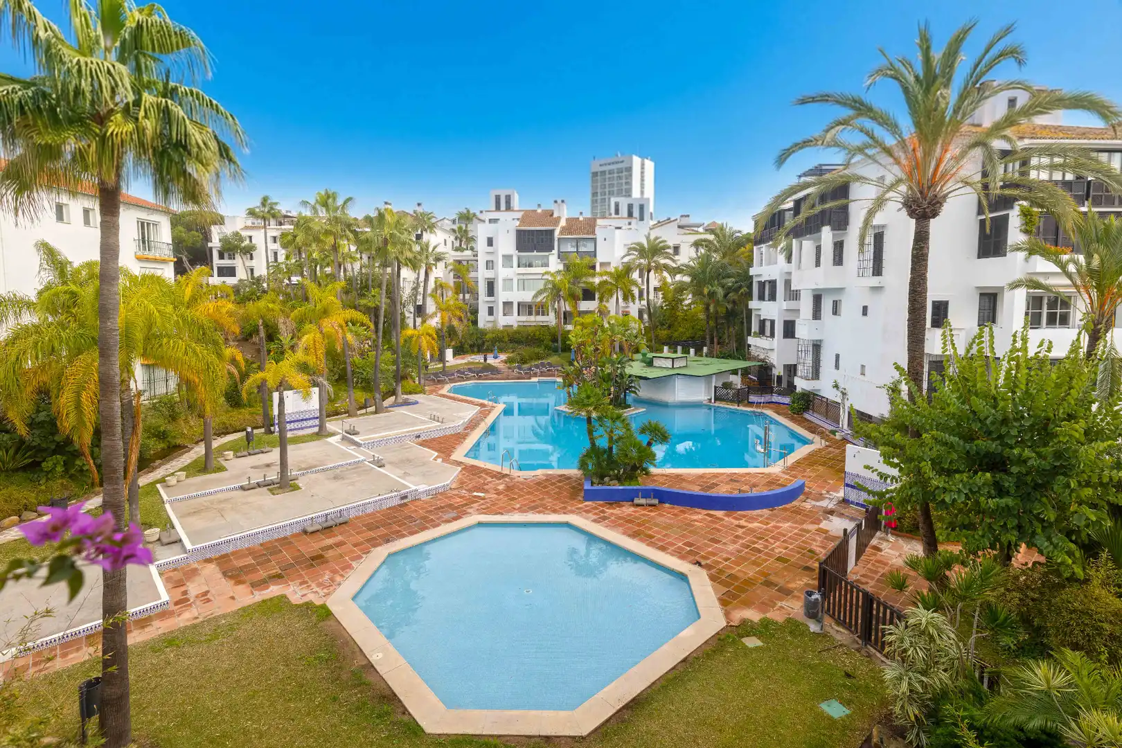 Vista exterior de Piso en venta en Marbella con Terraza, Trastero y Balcón