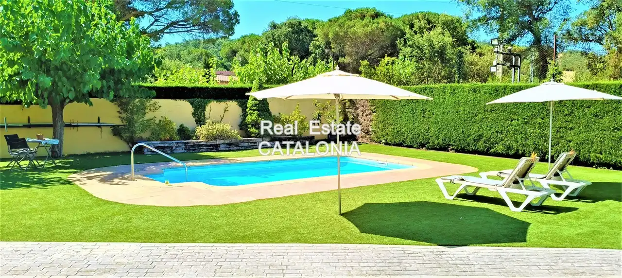 Vista exterior de Casa o xalet en venda en Caldes de Malavella amb Calefacció, Jardí privat i Terrassa