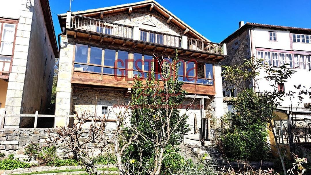Vista exterior de Casa o xalet en venda en Soba amb Calefacció, Jardí privat i Terrassa