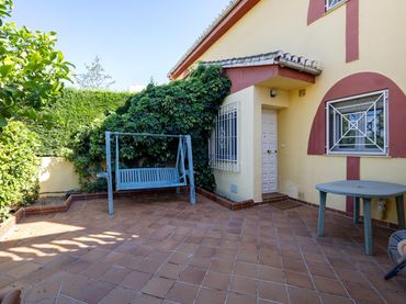 Casa aparellada amb piscina en venda a Calle DR FLEMING