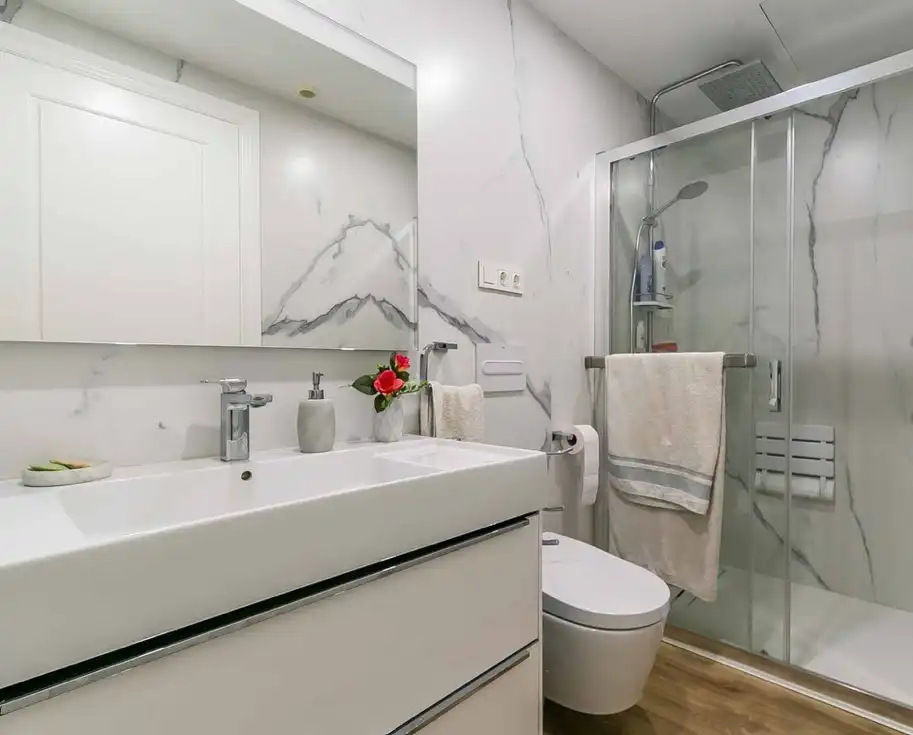 Badezimmer von Wohnung zum Verkauf in Fuengirola mit Möbliert, Ofen und Waschmaschine