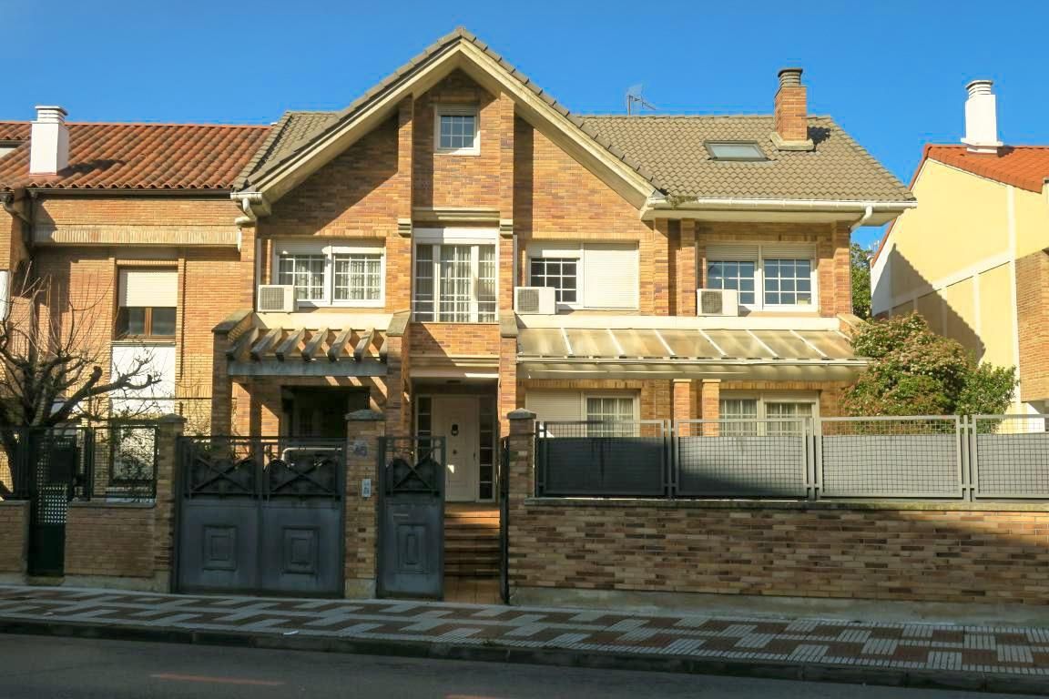 Vista exterior de Casa o xalet en venda en  Pamplona / Iruña amb Aire condicionat i Calefacció