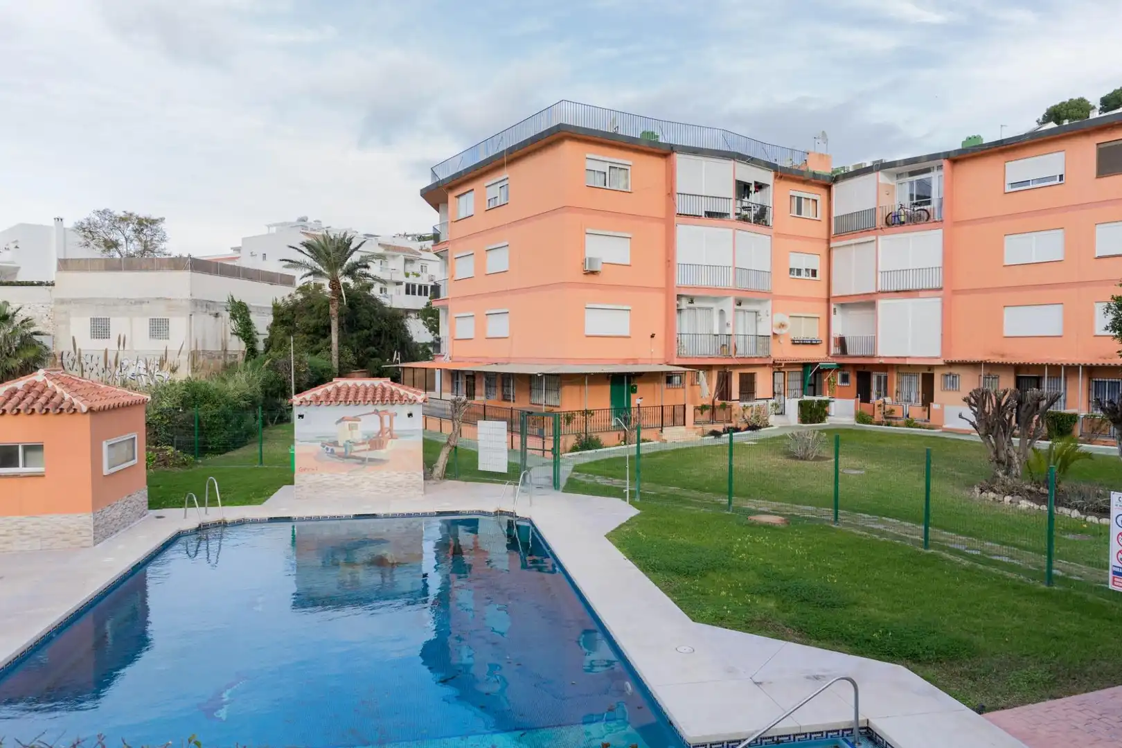 Vista exterior de Estudi en venda en Fuengirola amb Aire condicionat, Calefacció i Jardí privat