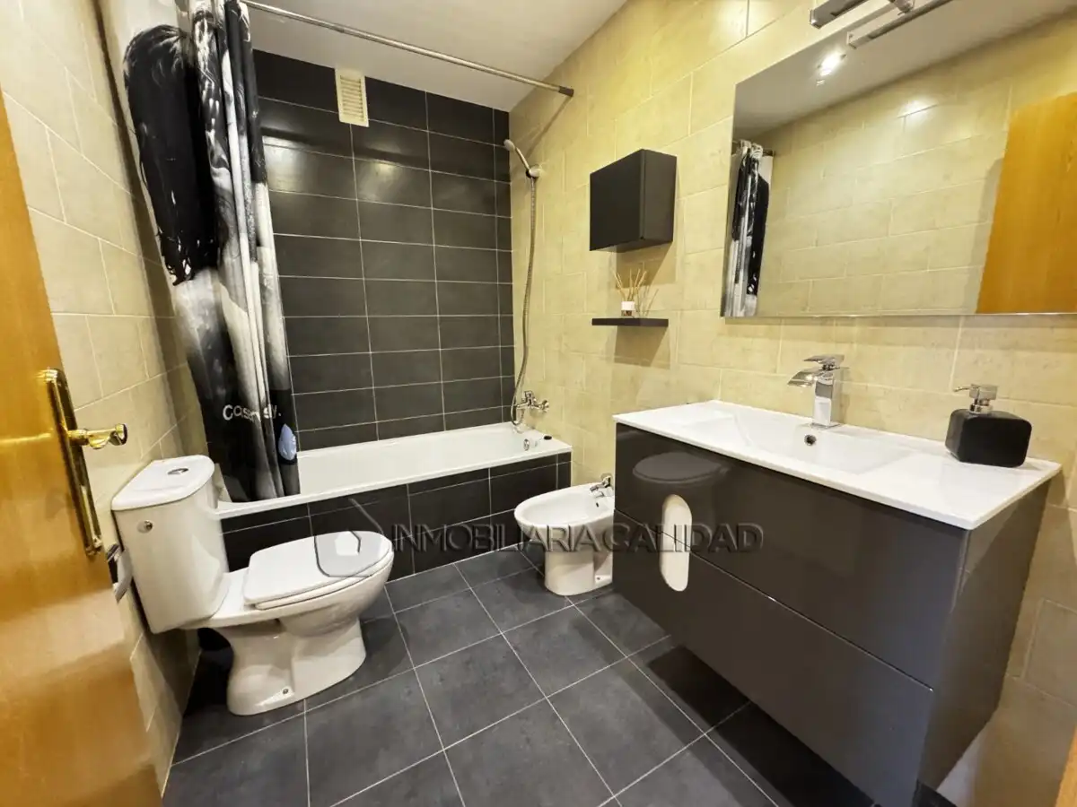 Baño de Piso en venta en Burgos con Calefacción, Terraza y Trastero