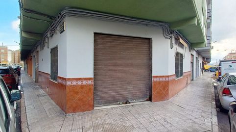 LOCAL EN ESQUINA CON MUCHA FACHADA