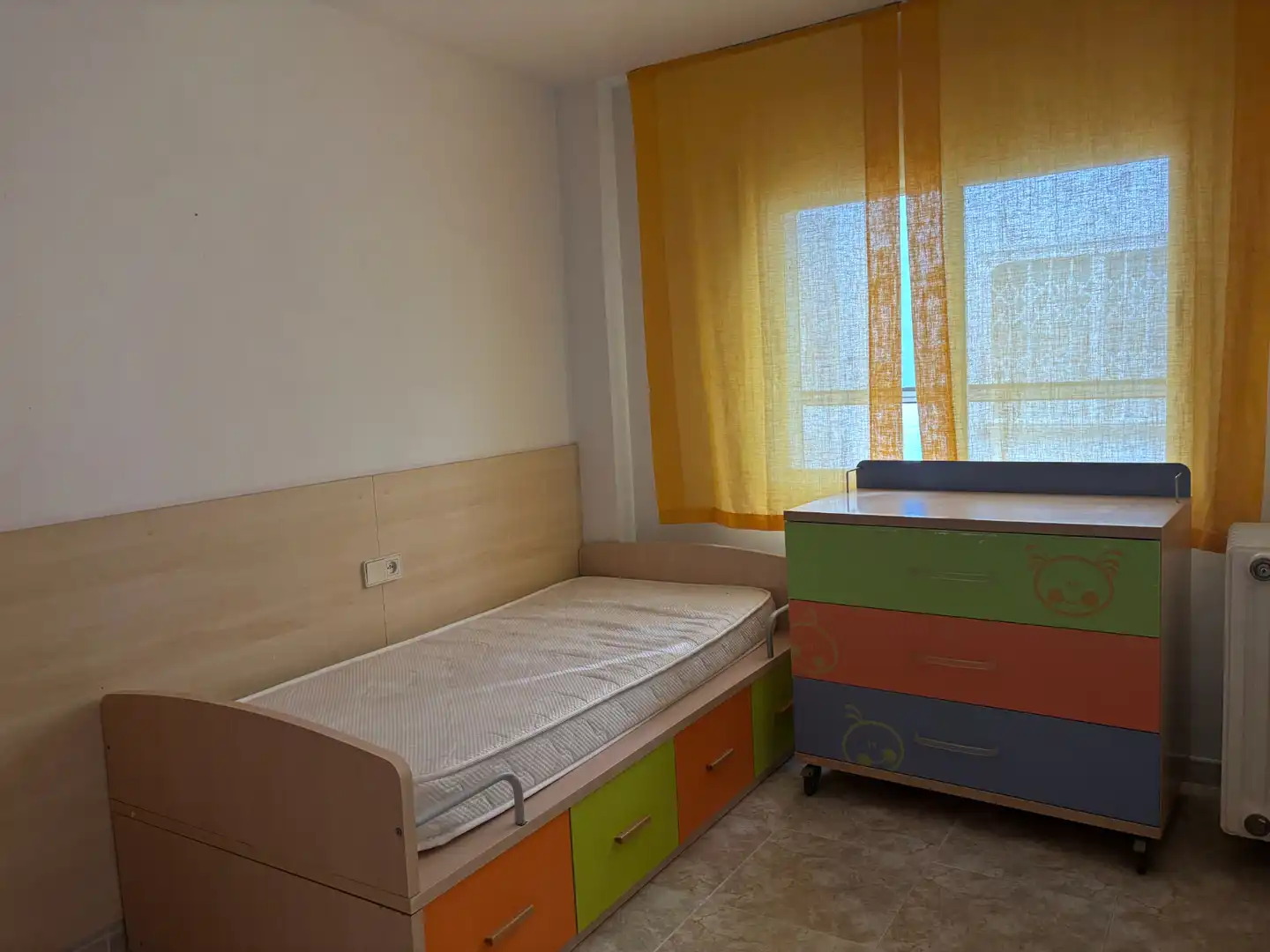 Schlafzimmer von Wohnung zum Verkauf in Girona mit Klimaanlage, Heizung und Balkon
