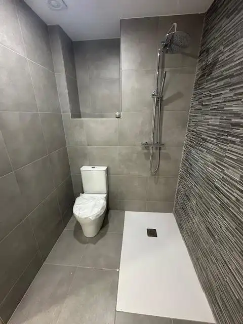 Badezimmer von Maisonette zum Verkauf in Badalona mit Klimaanlage und Parkett