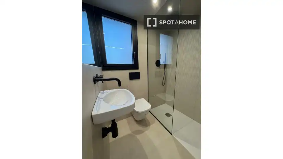 Baño de Piso de alquiler en Santa Coloma de Gramenet con Aire acondicionado, Calefacción y Amueblado
