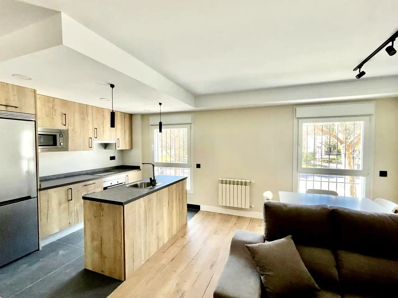 Cuina de Apartament de lloguer en Madrid amb Aire condicionat, Calefacció i Moblat