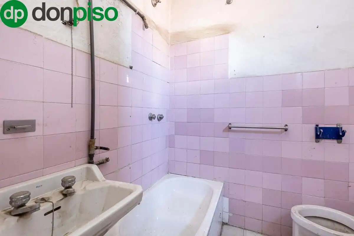 Bathroom of Houses for sale in Granada  with Terrace and Balcony