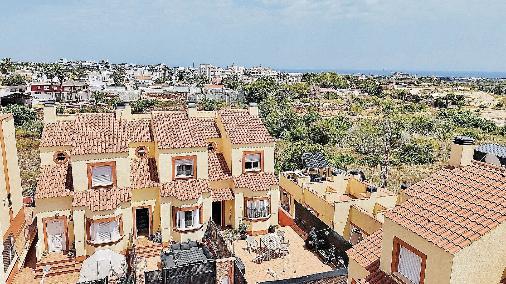 Vista exterior de Casa adosada en venda en Orihuela amb Terrassa