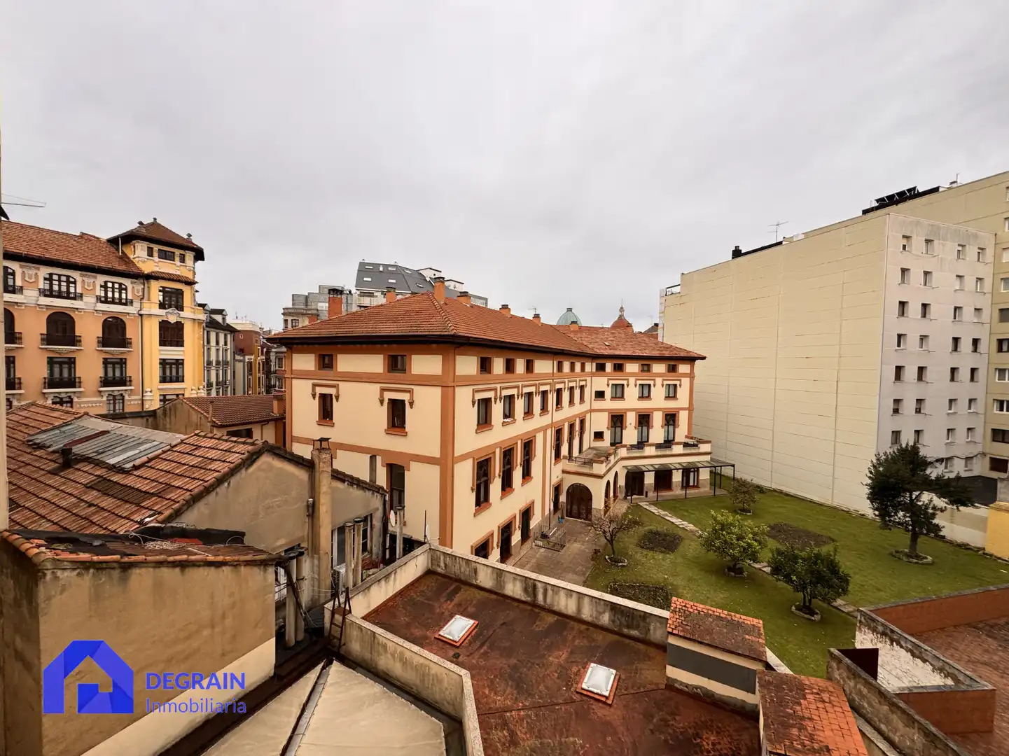 Vista exterior de Piso en venta en Oviedo  con Calefacción, Parquet y Trastero