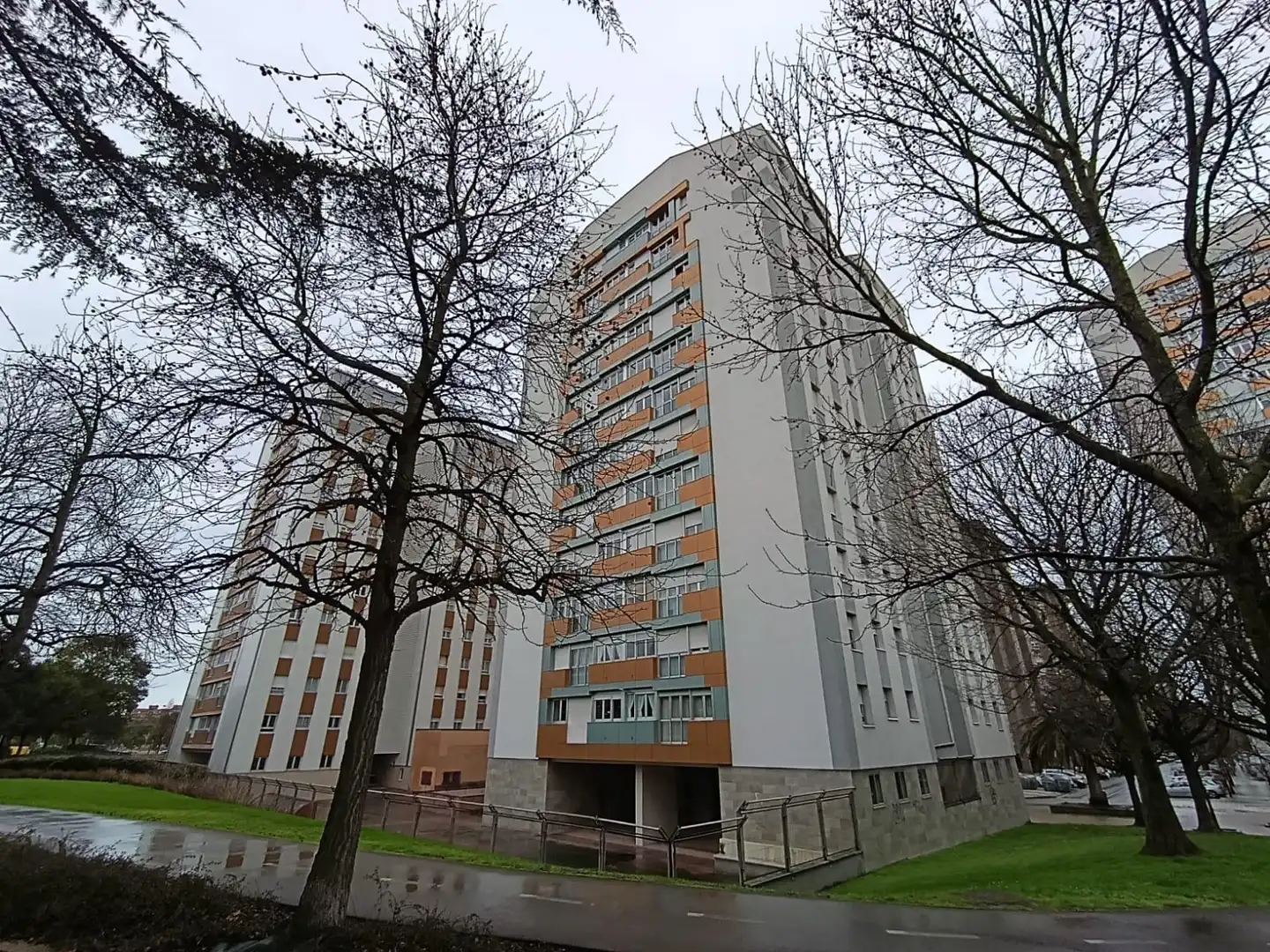 Vista exterior de Pis en venda en Gijón  amb Calefacció, Parquet i Traster