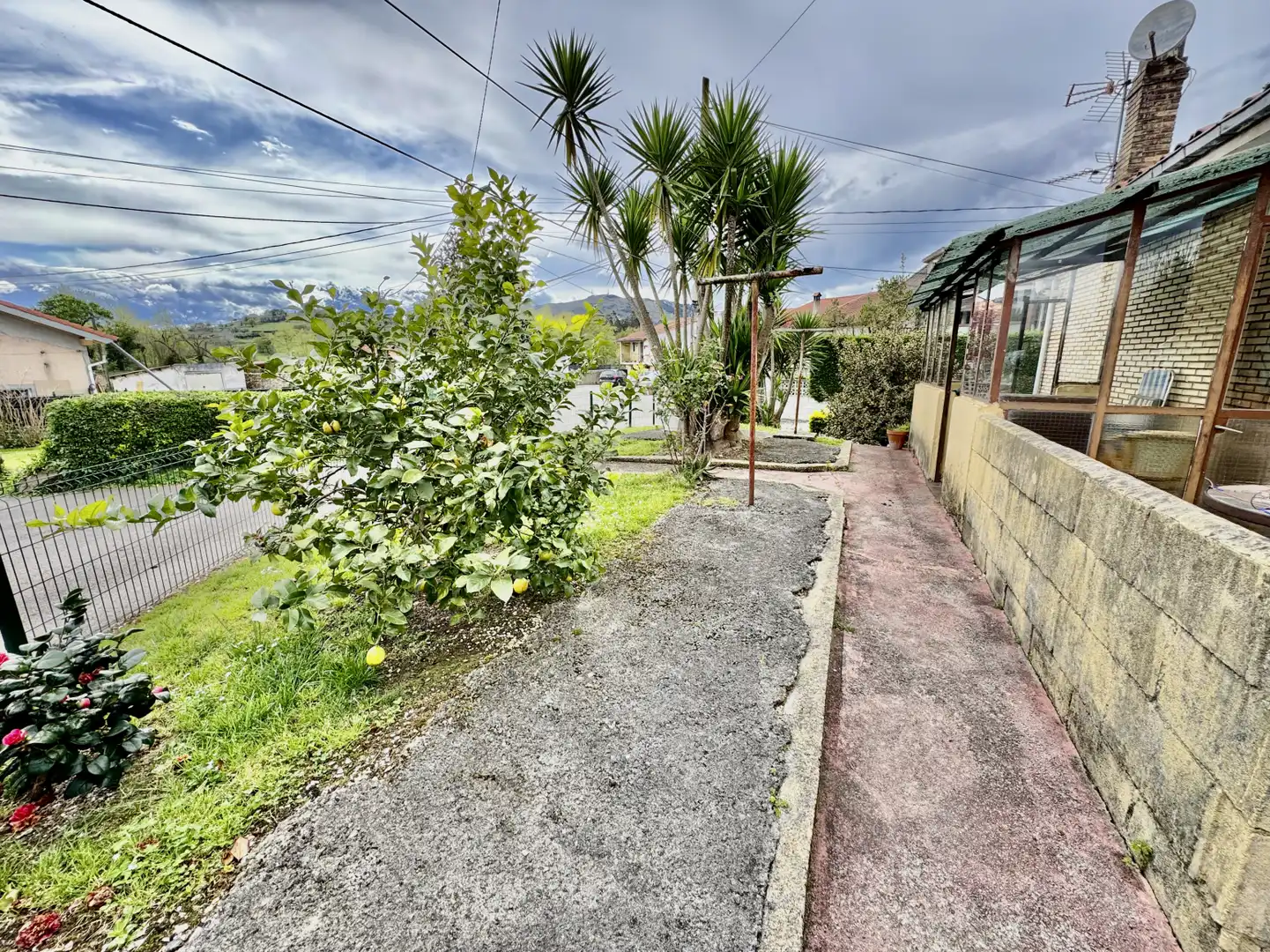 Vista exterior de Casa o xalet en venda en Medio Cudeyo amb Jardí privat i Parquet
