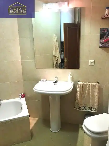 Bany de Apartament de lloguer en Córdoba amb Aire condicionat, Calefacció i Moblat
