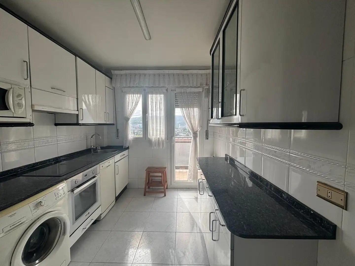 Cocina de Piso en venta en Basauri  con Calefacción, Amueblado y Balcón