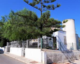 Vista exterior de Casa o xalet en venda en Alcanar amb Calefacció, Jardí privat i Terrassa