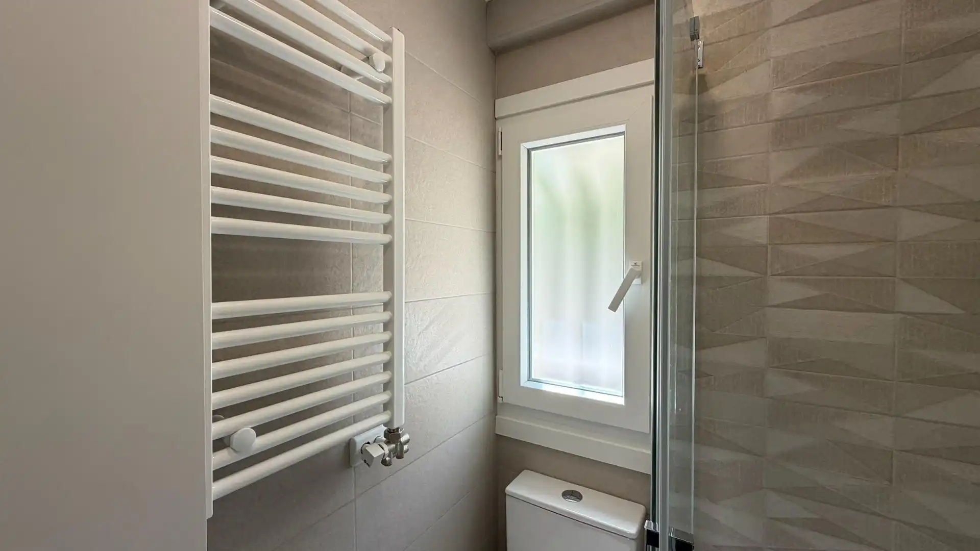 Bany de Apartament de lloguer en Zaragoza amb Aire condicionat, Calefacció i Moblat