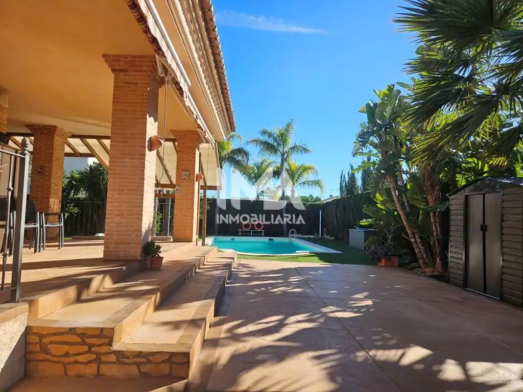 Vista exterior de Casa o xalet en venda en L'Eliana amb Aire condicionat, Calefacció i Jardí privat