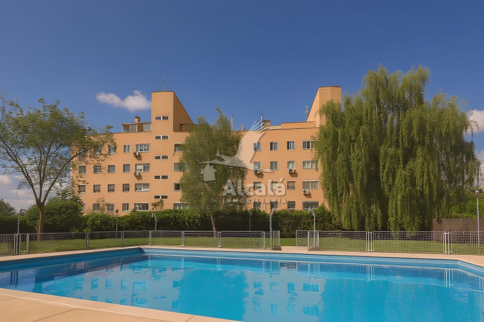 Piscina de Pis en venda en Alcalá de Henares amb Calefacció, Parquet i Terrassa