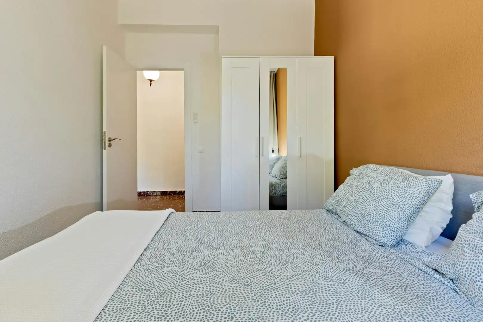 Schlafzimmer von Wohnung zur untervermieten in Valencia mit Möbliert, Waschmaschine und Fernseher