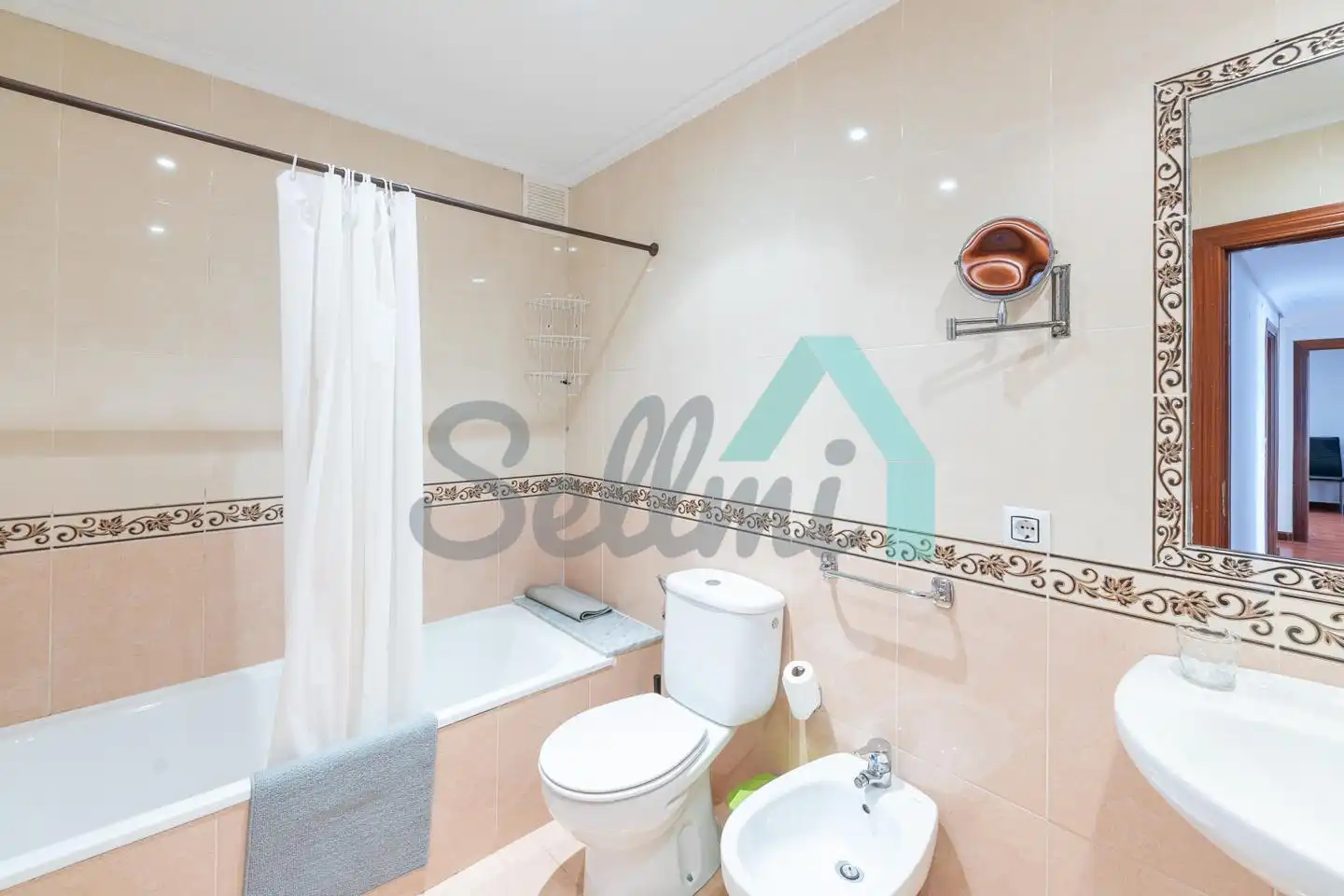 Baño de Piso en venta en Oviedo  con Calefacción