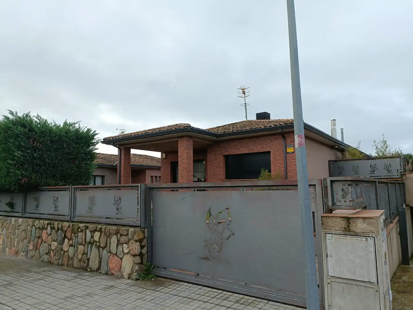 House with garden for sale in Carrer Galerna, imagen 2