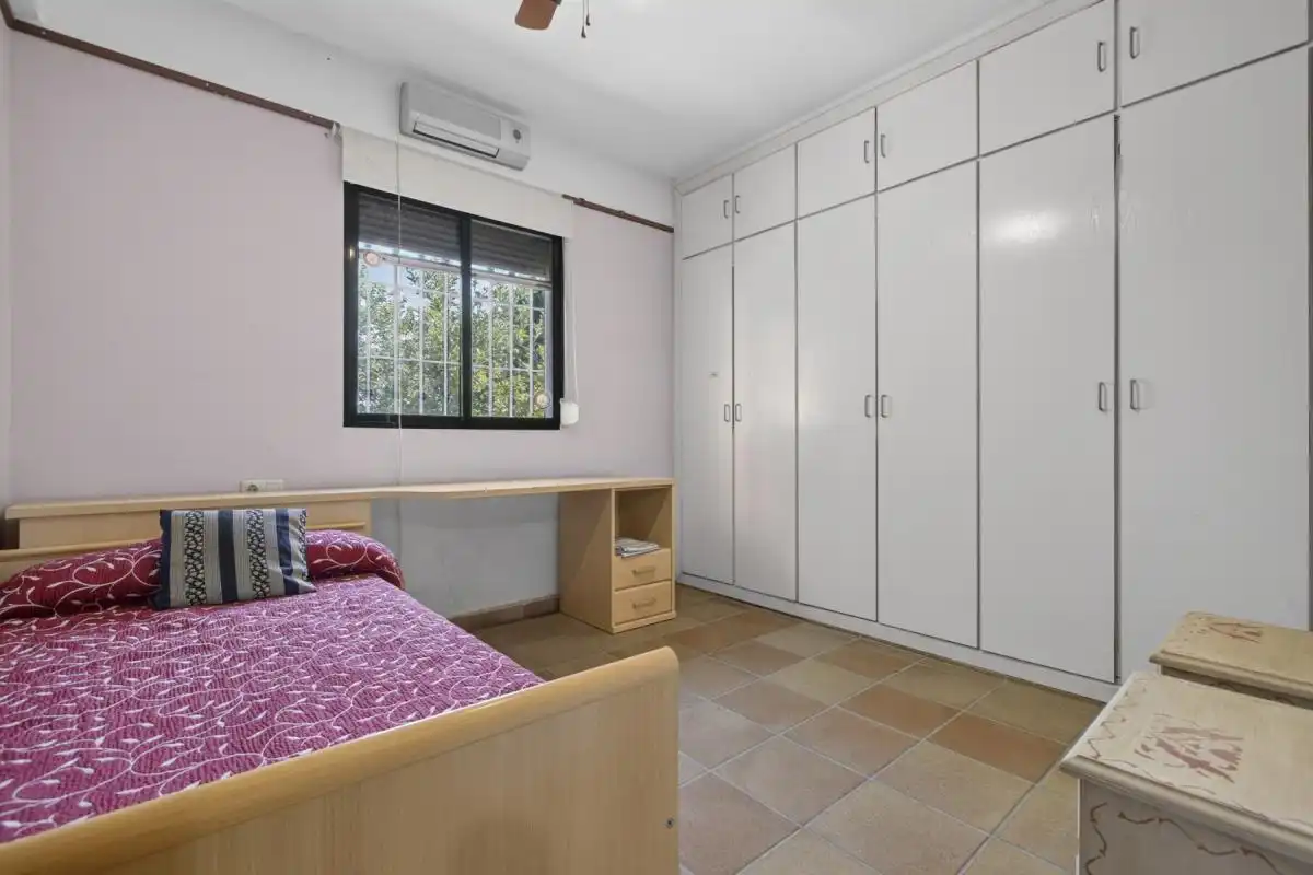 Schlafzimmer von Haus oder Chalet zum Verkauf in Bollullos de la Mitación mit Klimaanlage, Heizung und Privatgarten