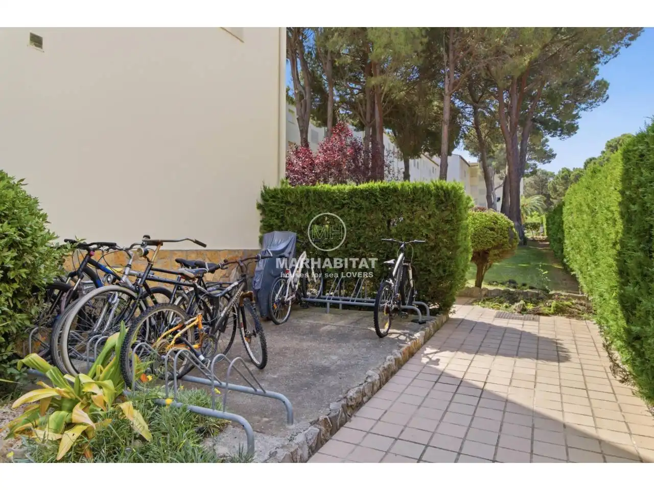 Parking de Piso en venta en L'Escala con Terraza, Amueblado y Piscina comunitaria