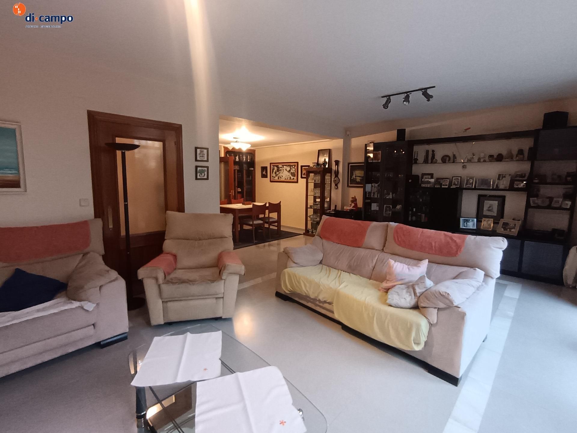 Living room of Single-family semi-detached for sale in Valladolid Capital  with Private garden, Storage room and Community pool