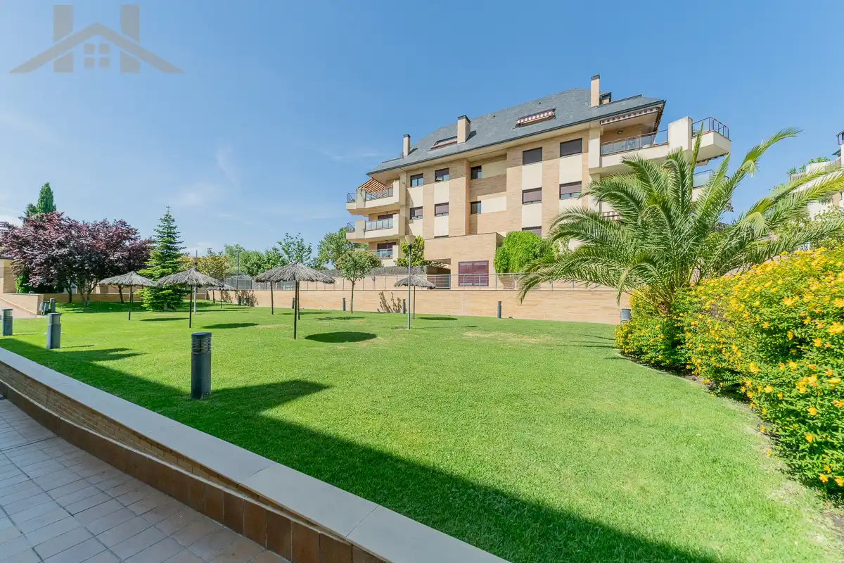Vista exterior de Àtic en venda en Boadilla del Monte amb Aire condicionat, Calefacció i Parquet