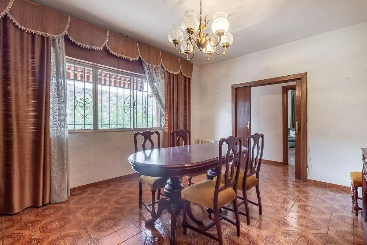 Menjador de Casa o xalet en venda en Granada amb Jardí privat, Terrassa i Piscina