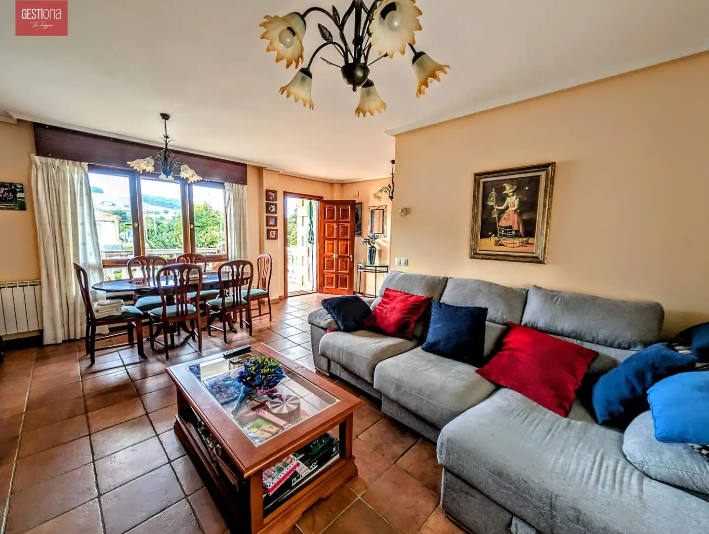 Sala d'estar de Casa adosada en venda en Arnuero amb Calefacció, Jardí privat i Terrassa