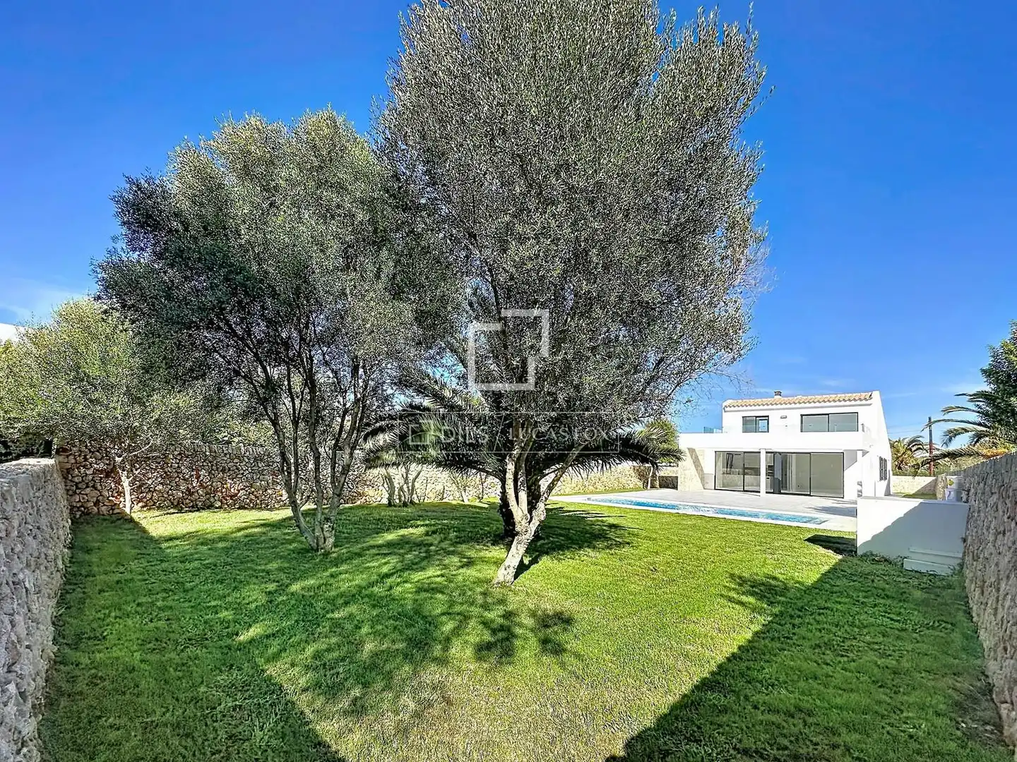 Xalet amb piscina en venda a Cala Blanca